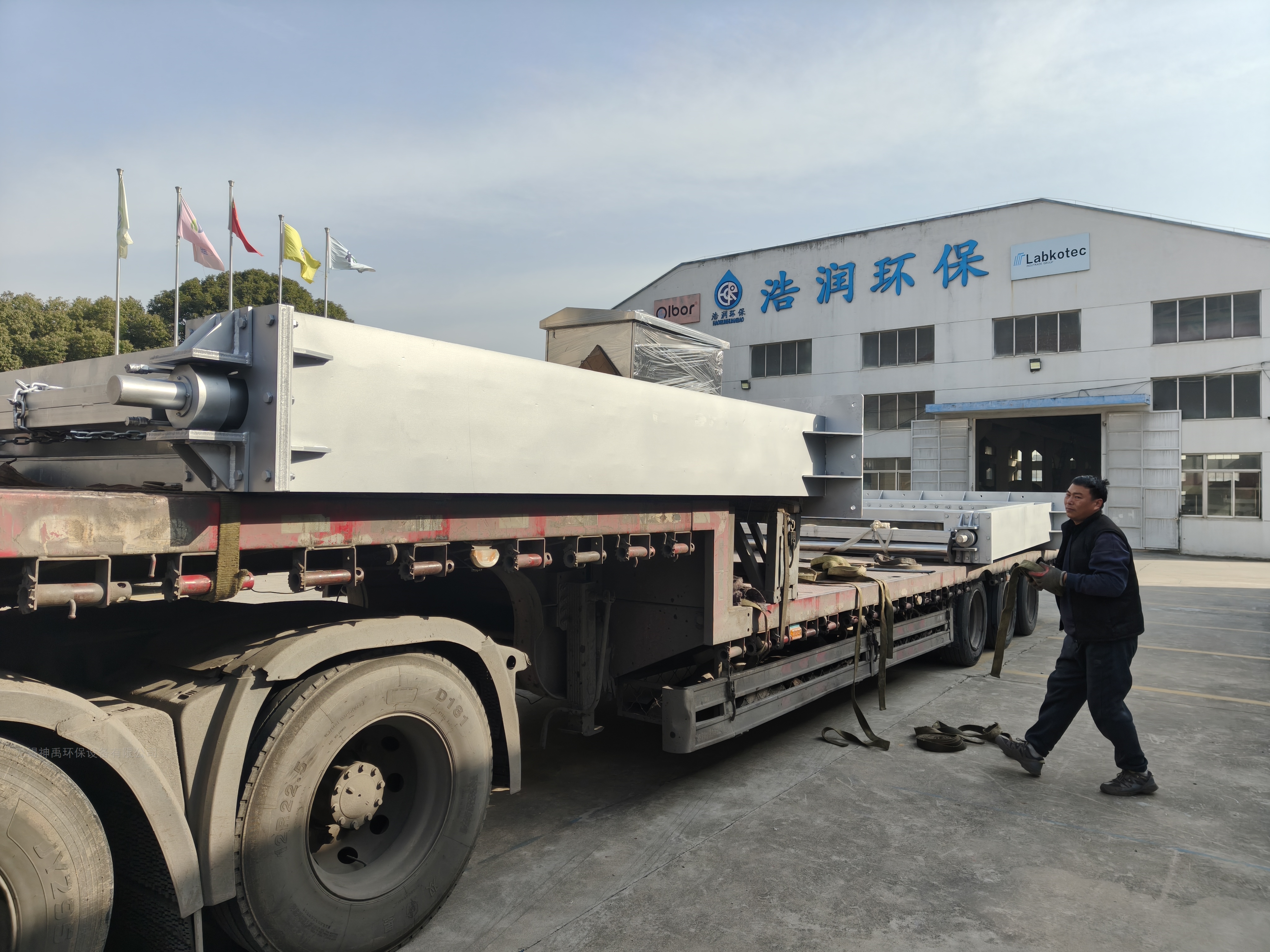 齊魯大地的液動下開式堰門發(fā)貨了