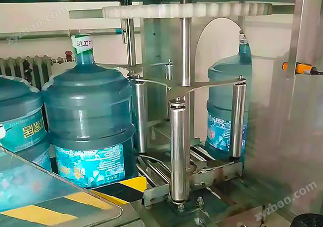 桶裝水套袋機(jī)-桶裝水無人套袋機(jī)-大桶水膜包機(jī)維修
