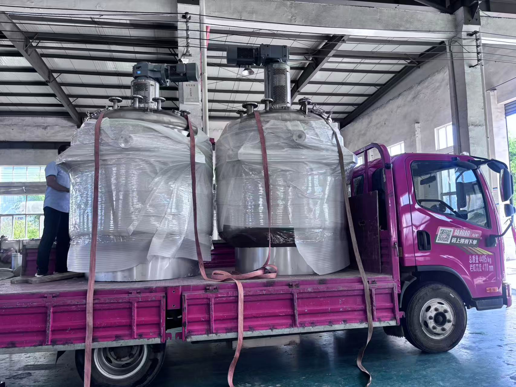 配液罐正在装车，发往江苏客户！！！